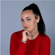 Chica con título de la ESO, bachillerato de humanidades y doble grado superior de marketing.